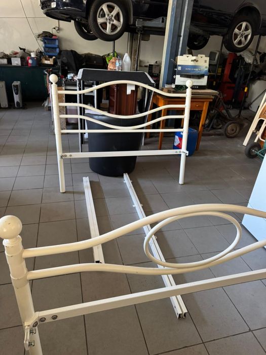 Cama de casal de metal