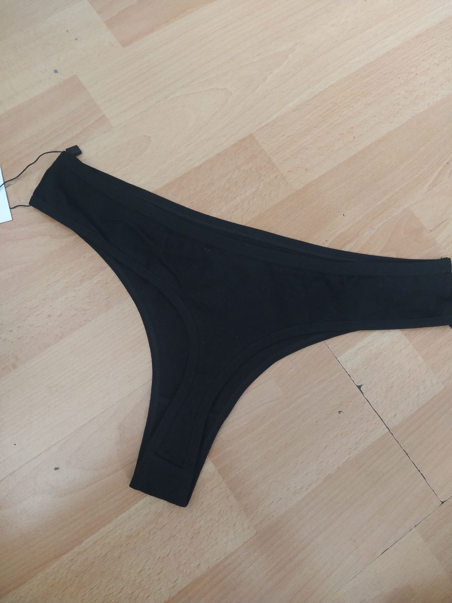 Czarne stringi audi