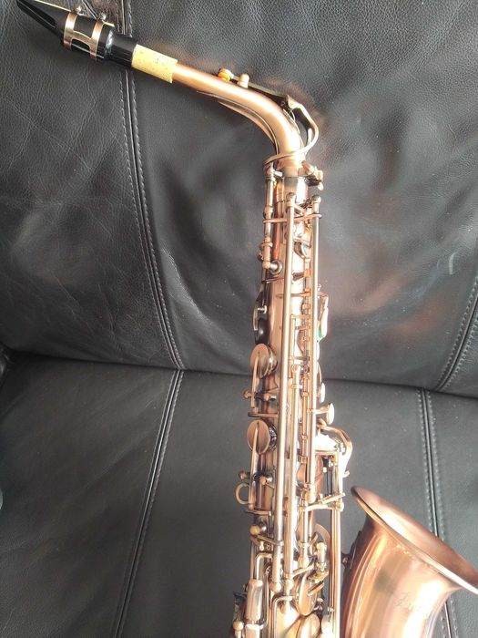 Saxofone alto em bronze vermelho. Novo em embalagem