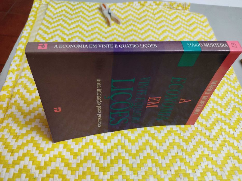 A ECONOMIA EM 24 LIÇÕES – Uma Iniciação Para Gestore
 Mário Murteira