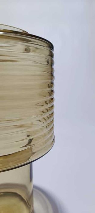 Vaso de vidro castanho e transparente.