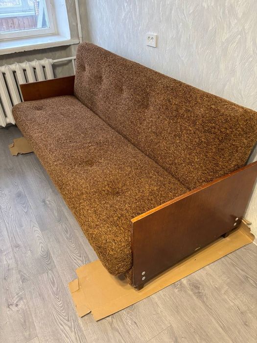 Мягкий диван в вітальню