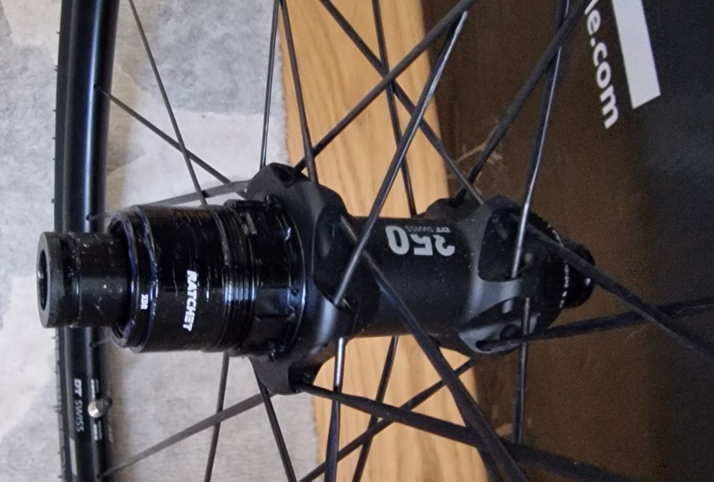 Zestaw kół szosowych: DT Swiss ER1600 SPLINE 23mm wys,Bębenek XDR SRAM