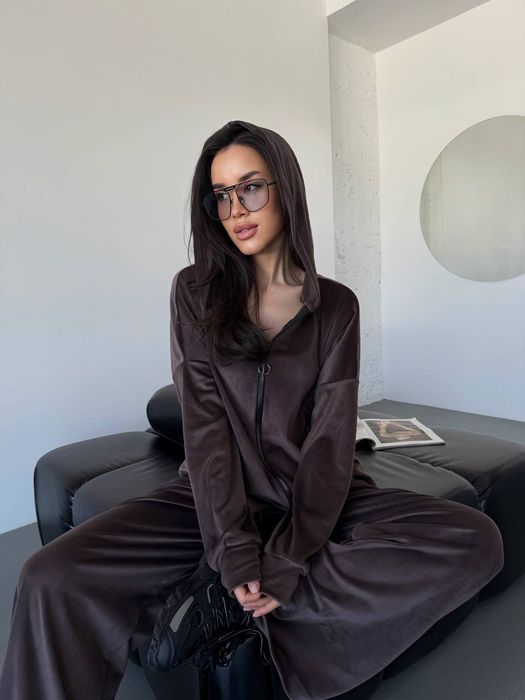 Велюровий жіночий костюм