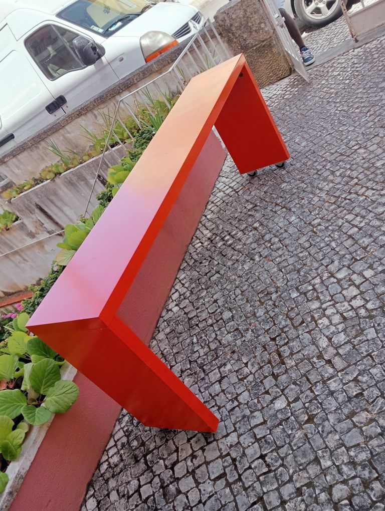 Secretária e estante