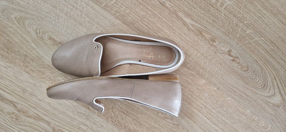 Czółenka skórzane na płaskiej podeszwie