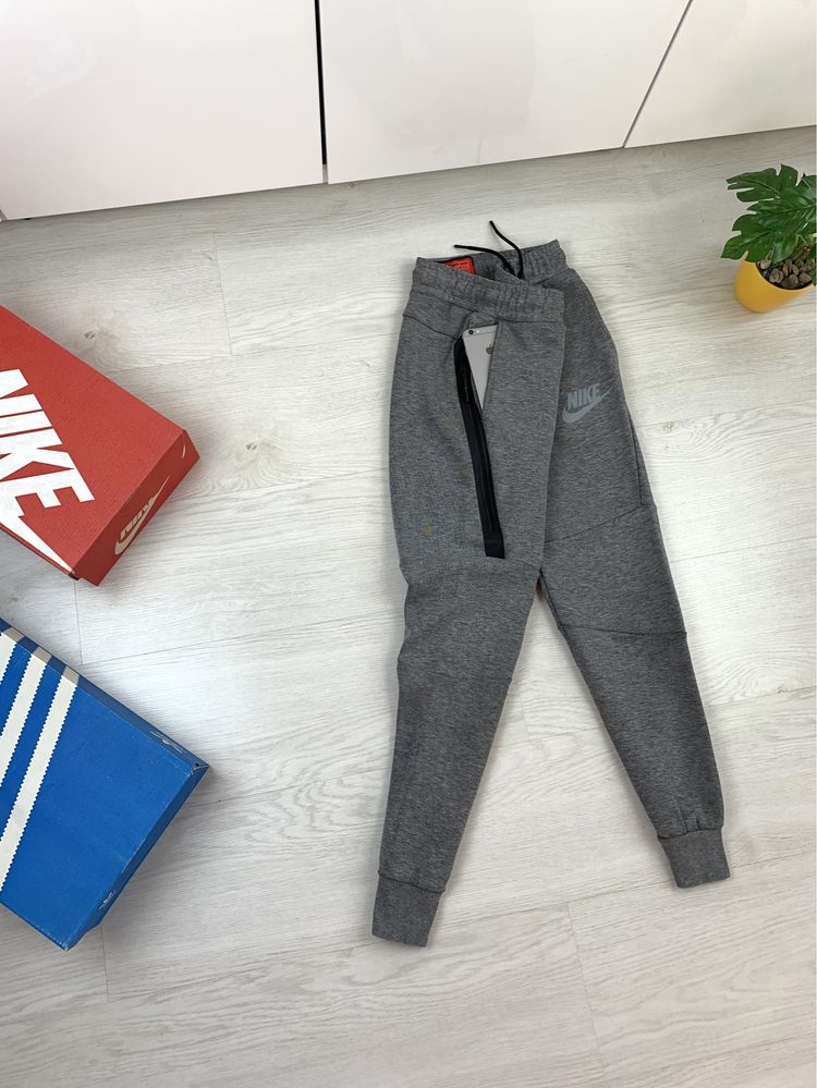 Оригінальні штани з дopoгиx колeкцій Найк Nike TECH FLEECE 12-13 років