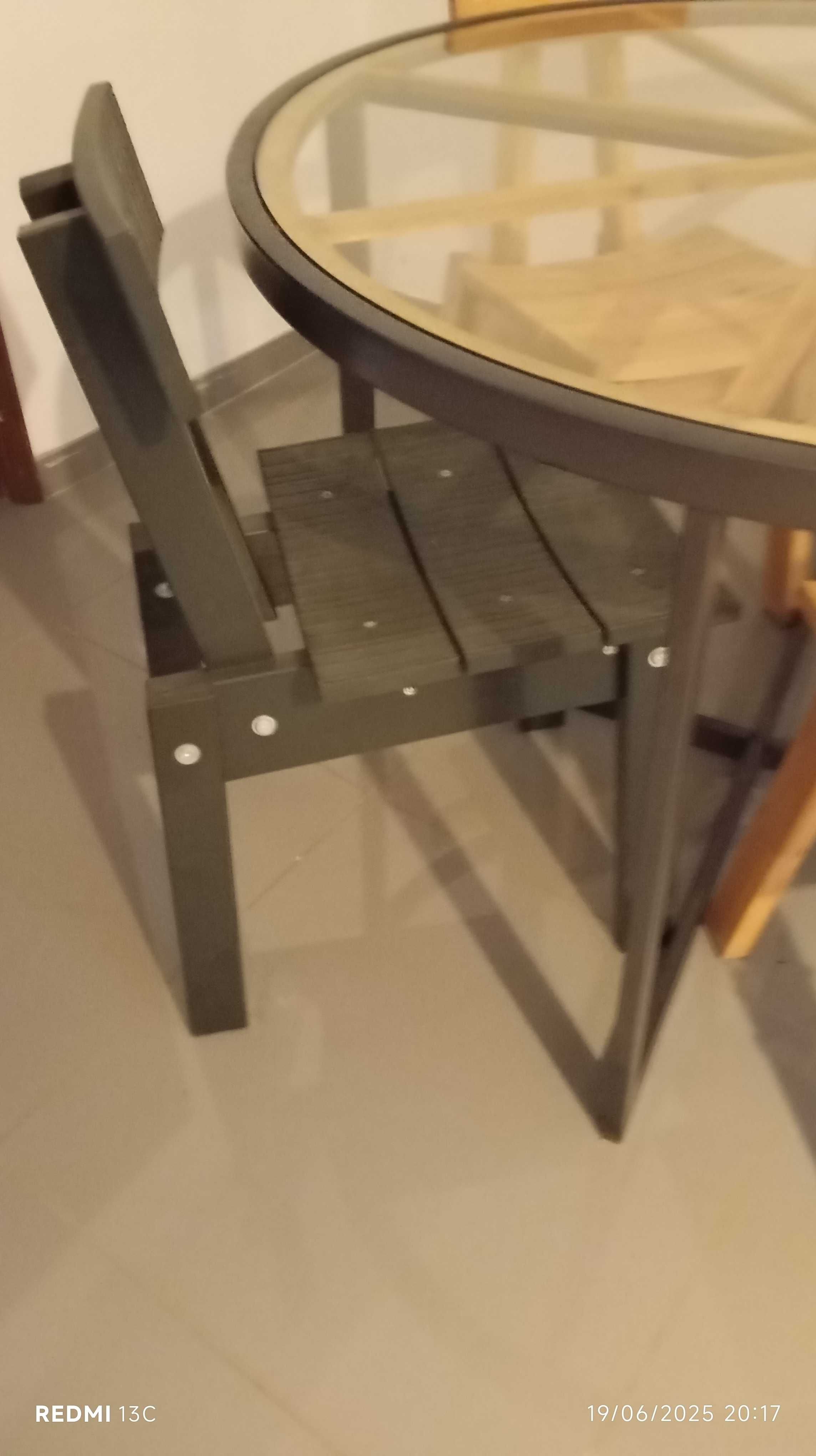 Mesa de tampo de vidro com 4 cadeiras