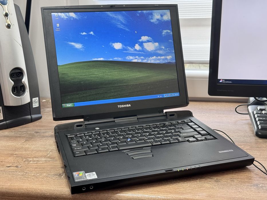 Retro laptop Toshiba Pentium III Win XP