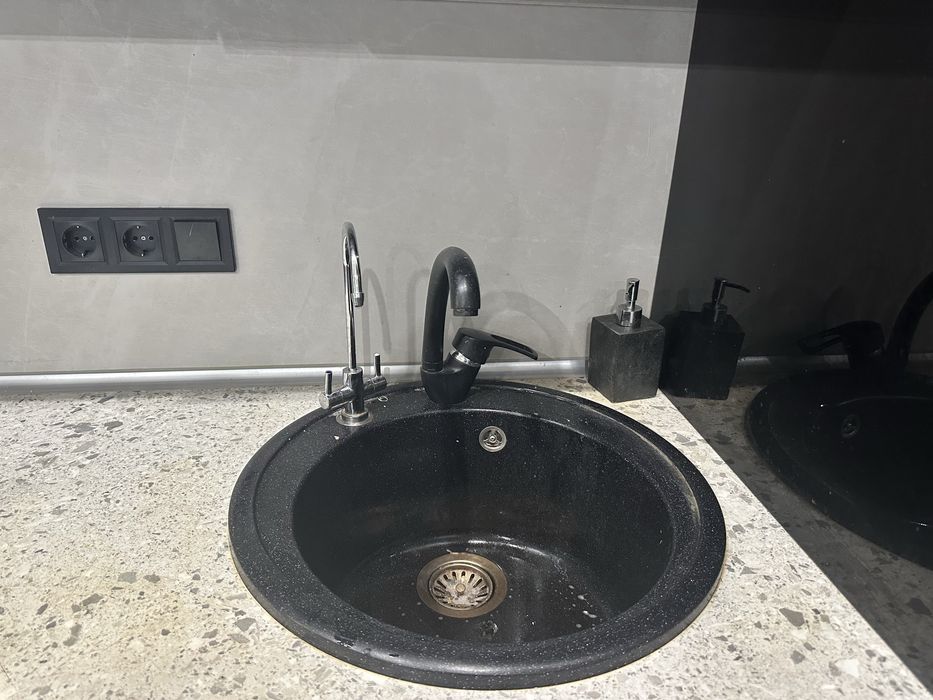 Кухонна поверхність з мийкою