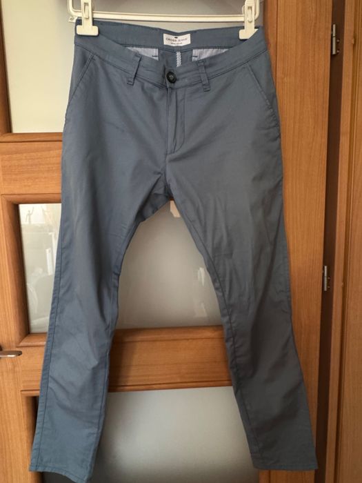 Niebieskie spodnie materiałowe Cross Jeans