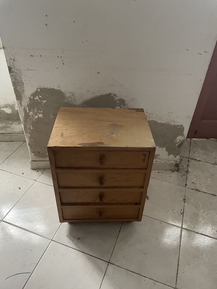 Cómoda / Mesa de cabeceira com 4 gavetas