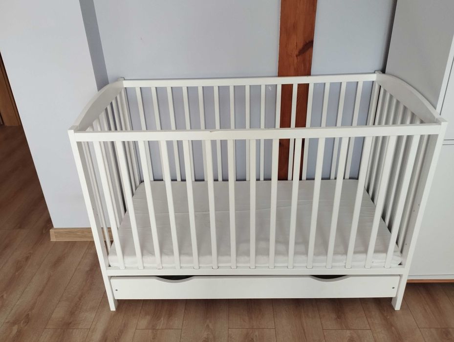 Łóżeczko dziecięce + dodatkowa barierka