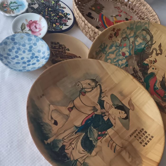 Diversos pratos e pratinhos para decorar a parede ou os  móveis