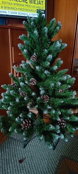 Sztuczna choinka z szyszkami