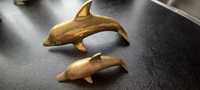 mosiężne figurki delfinow