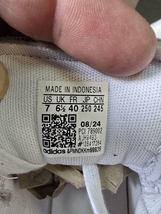 Кросівки adidas Originals Mundial FC
колір білий JH9493