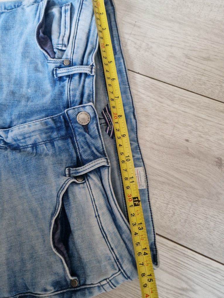 Damskie jeansy rurki tommy hilfiger elastyczne w32 L30 M/L z dziurami