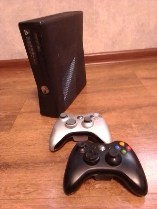 Xbox 360 Slim 500GB 
Смелый дизайн и глянцевая поверхность черного ц