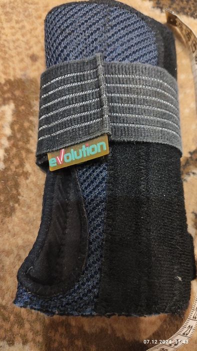 Бандаж Trives компресійний на променево-запястковий суглоб