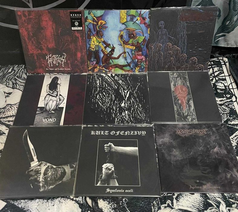 Vários discos de Vinyl Black Metal