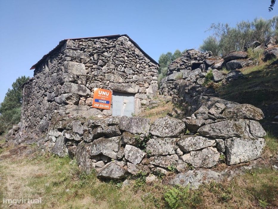 Terreno rústico com palheiros