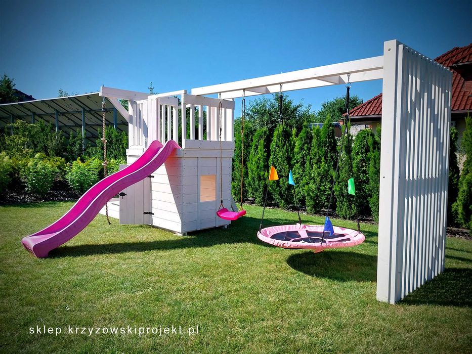 Plac zabaw, domek dla dzieci, huśtawka, zjeżdżalnia, piaskownica.