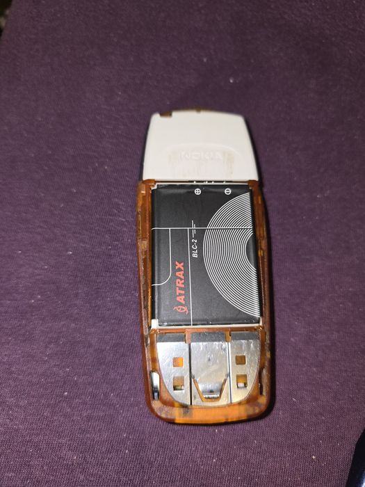 Sprzedam pierwszy kolorowy  telefon nokia  3510i z ładowarką