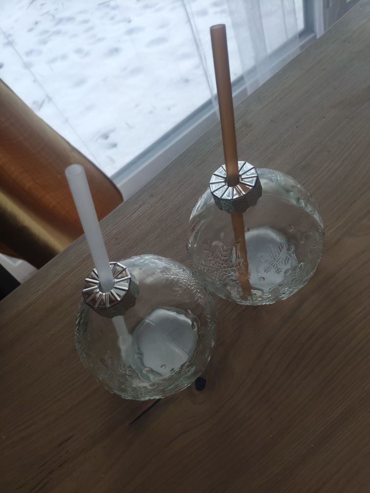 Zestaw dwie nowe szklanki zimowe kubki ze słomką bombki kule 220 ml