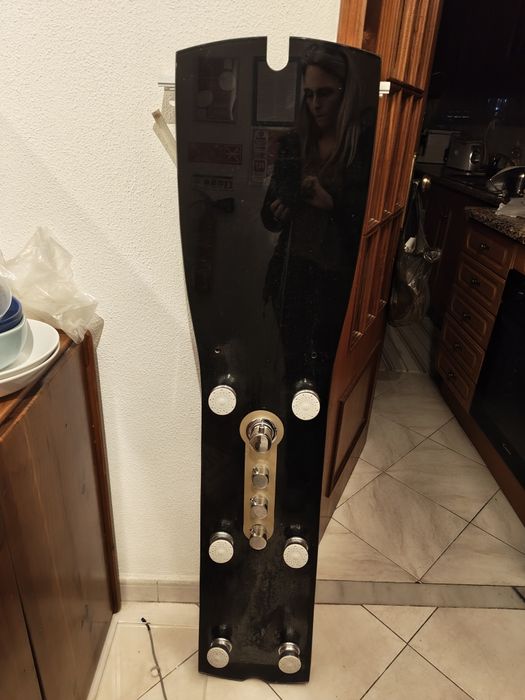 Duche vertical com hidromassagem