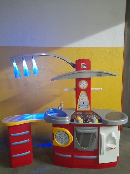 Cozinha infantil, com iluminação