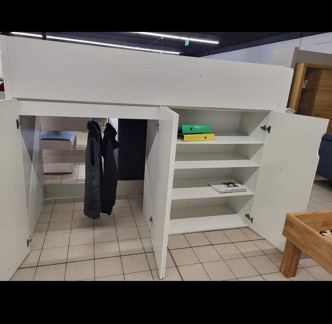 Białe łóżko piętrowe z materacem