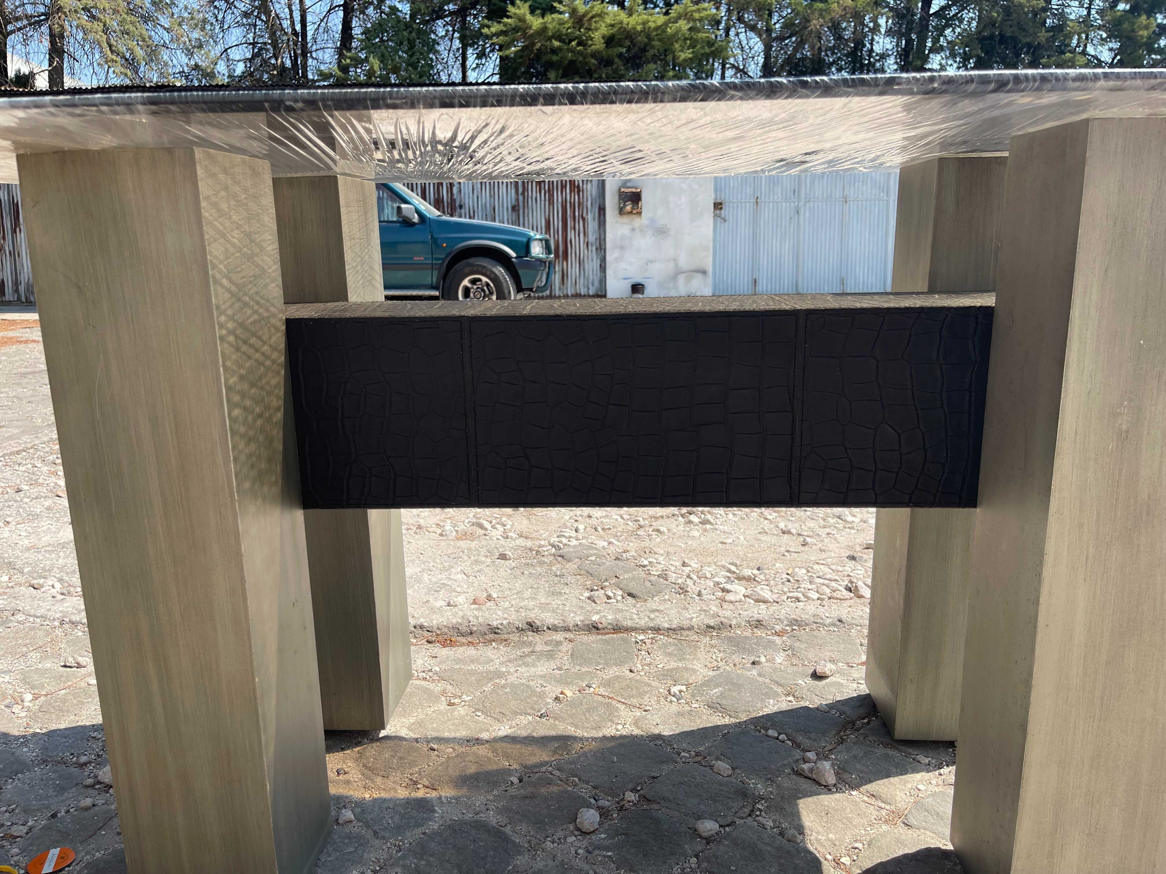 Mesa de Jantar Moderna com Tampo em Vidro Preto fumado