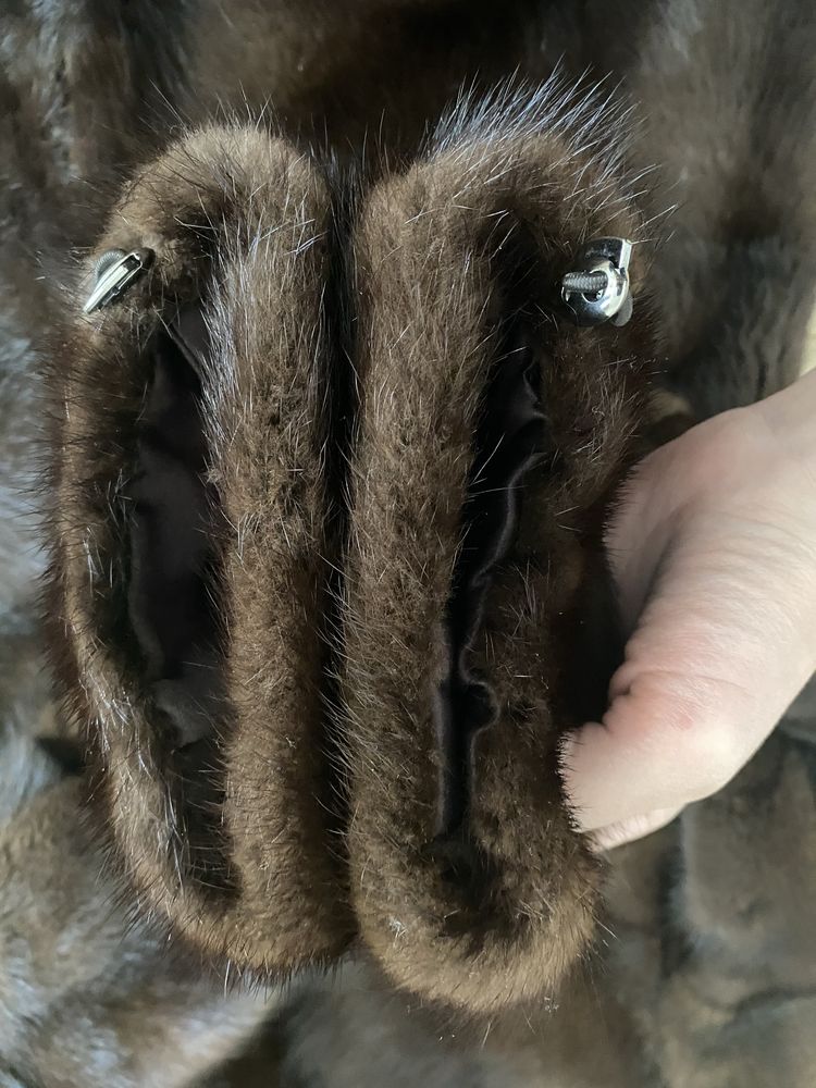 Норкова шуба, коричневого кольору