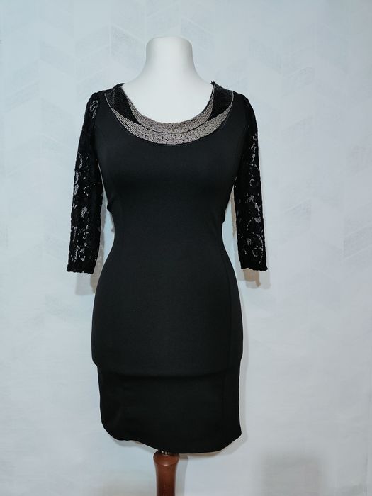 Czarna krótka sukienka elegancka dopasowana z ozdobnym dekoltem rozmia