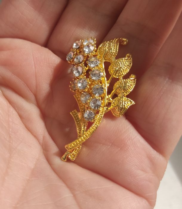 Broszka damska w złotym kolorze