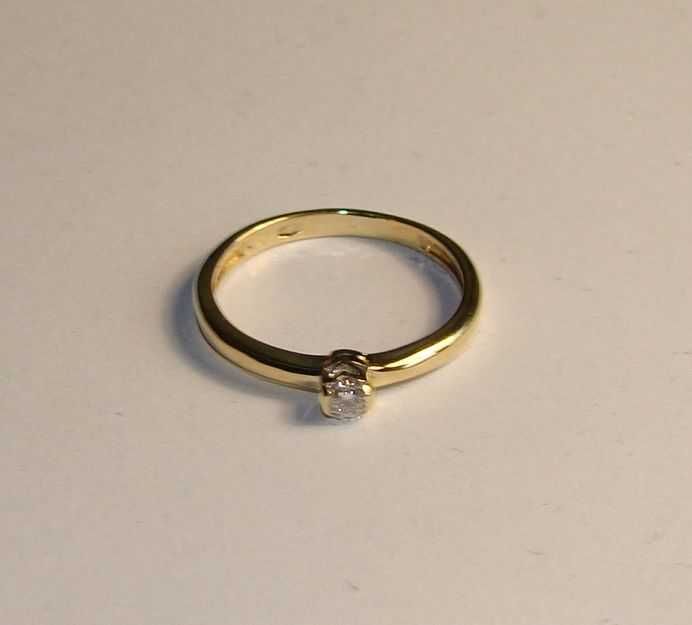 Złoty pierścionek z brylantem + certyfikat.
