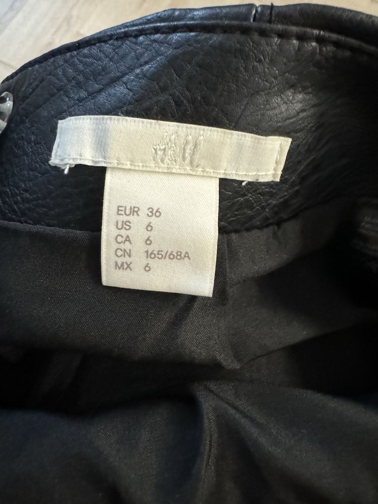 H&M czarna skórzana spódnica z haftem, rozm.36