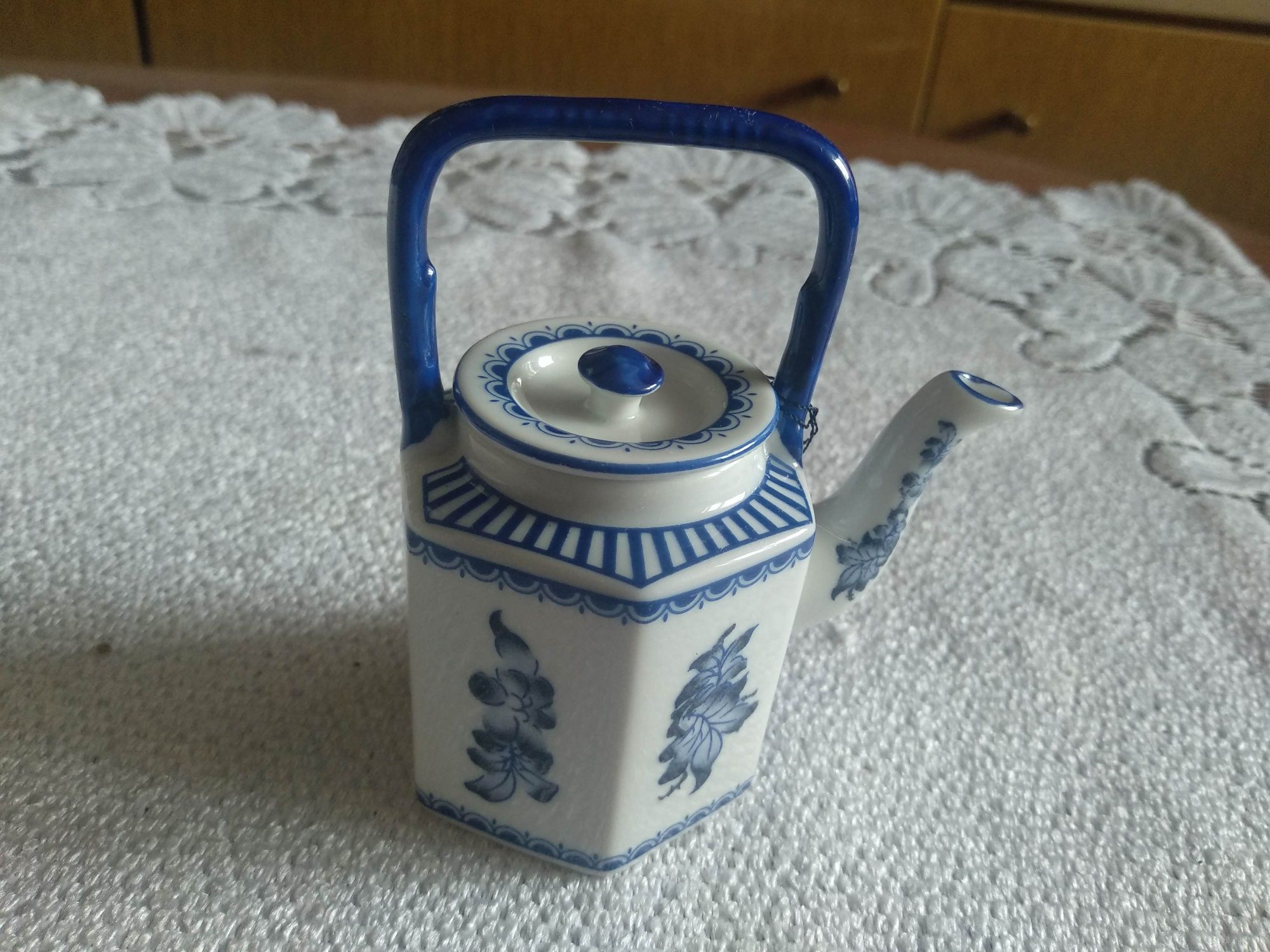 Mały czajniczek z porcelany