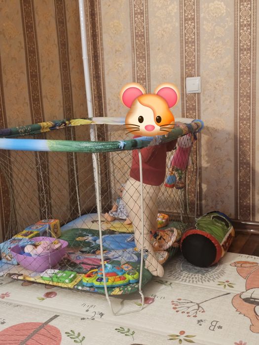 Дитячий манеж для дівчинки