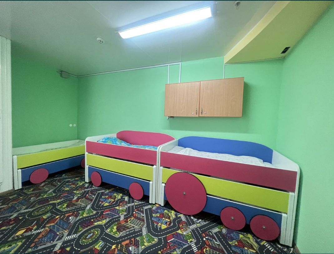 Меблі у дитячий заклад ліжка рецепшн стелажі