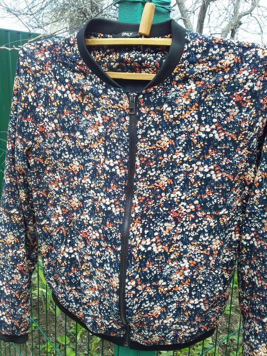 Продам ветровку.