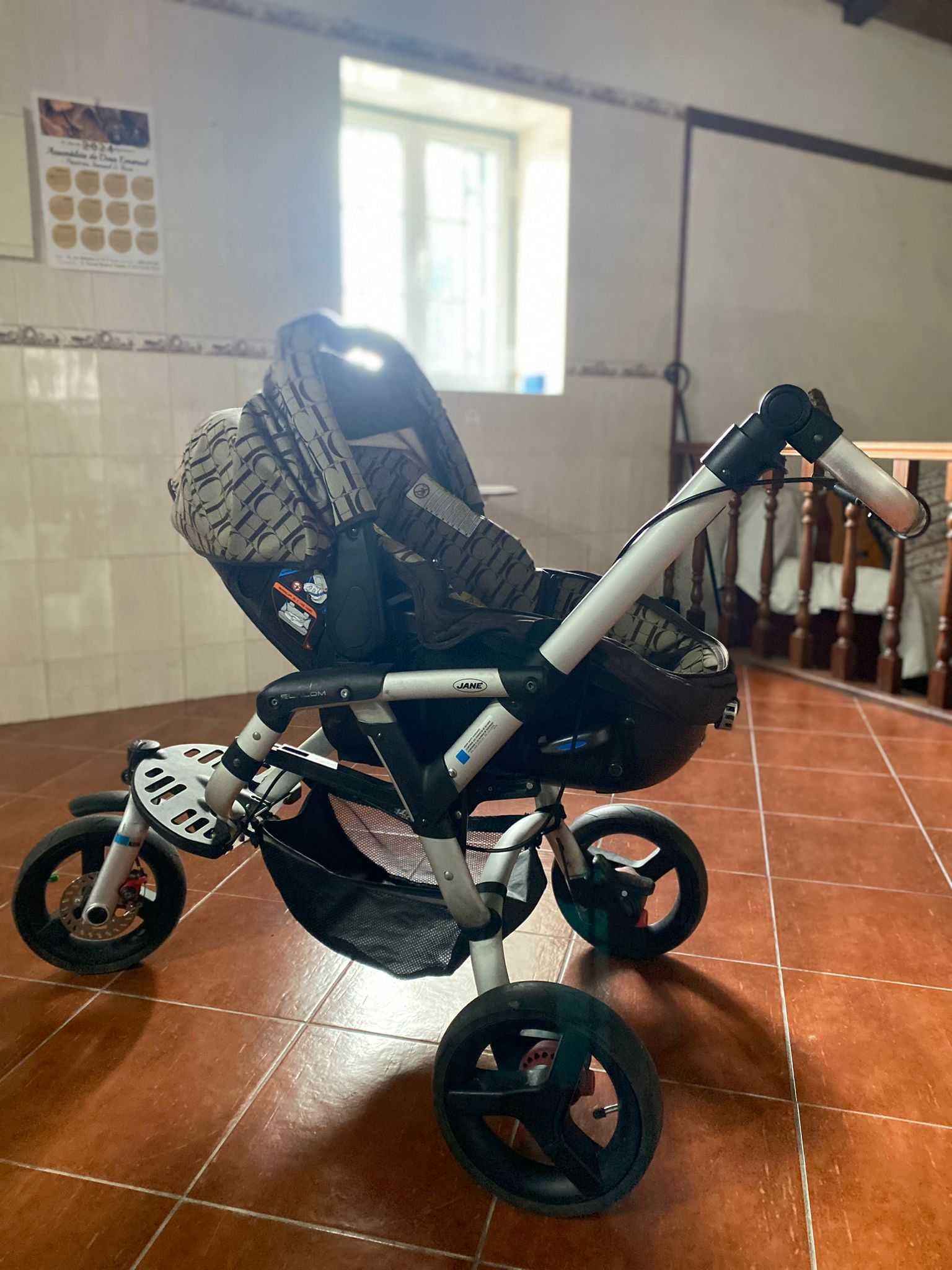 Vendo carrinho de bebê ´+ ovinho 150,00 euros