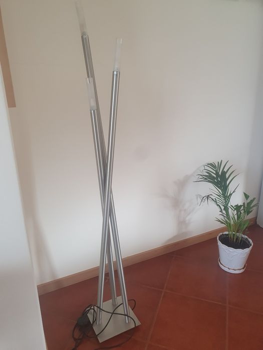 Candeeiro em pé em muito bom estado