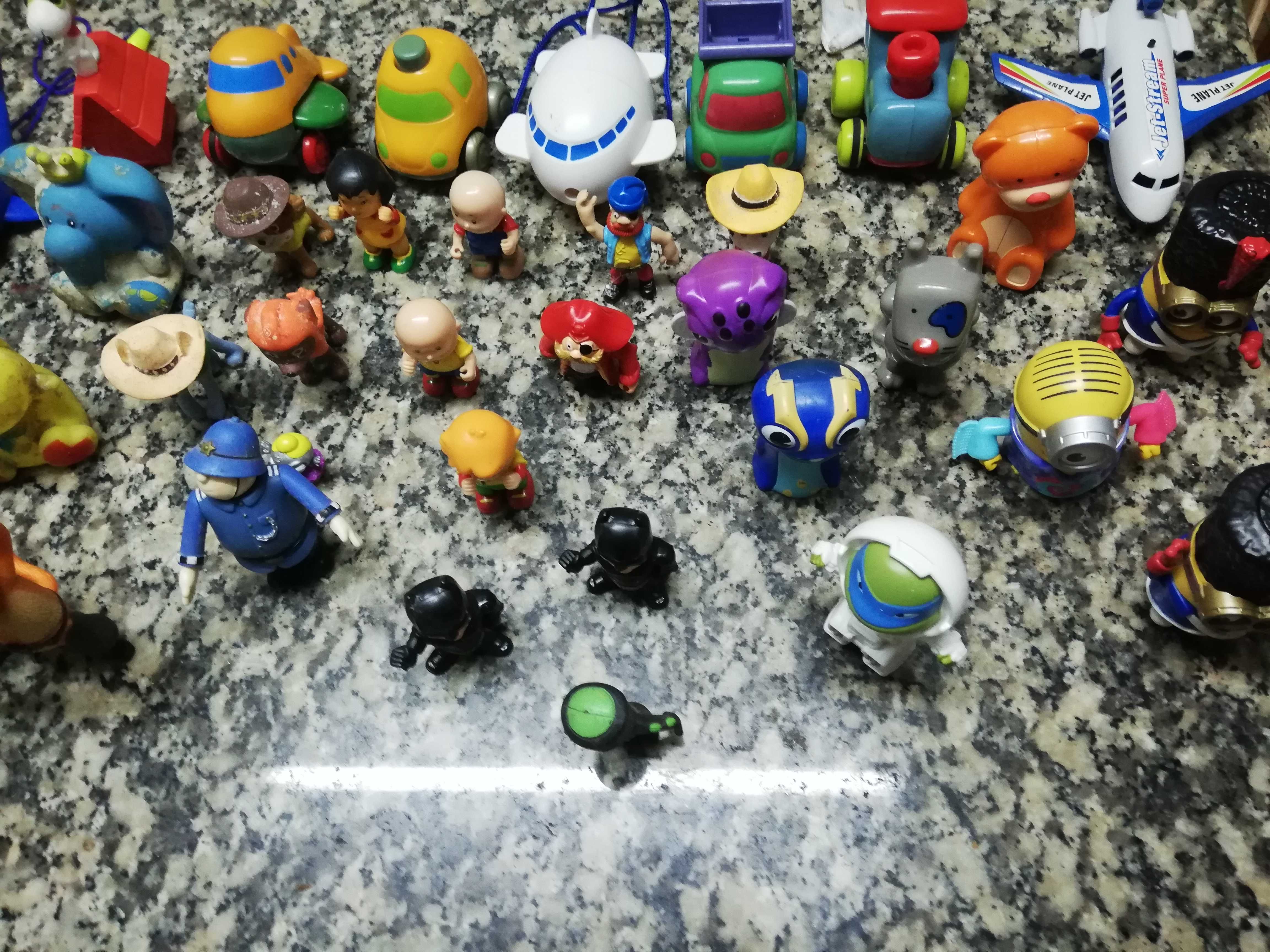 Boneco do super Mario pequeno entre outros