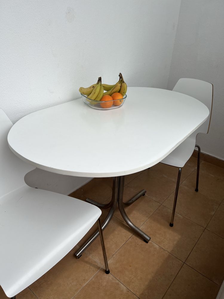 Mesa com 3 cadeiras