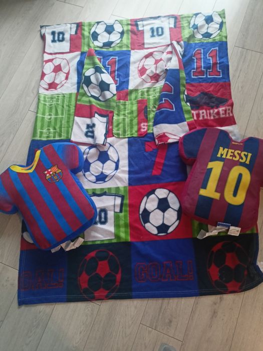 Koc z rękawami i dwie poduszki