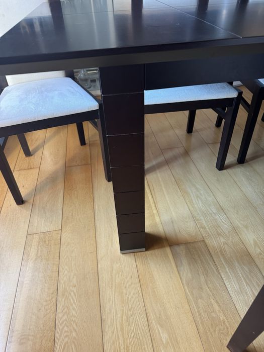 Mesa de sala e 6 cadeiras .