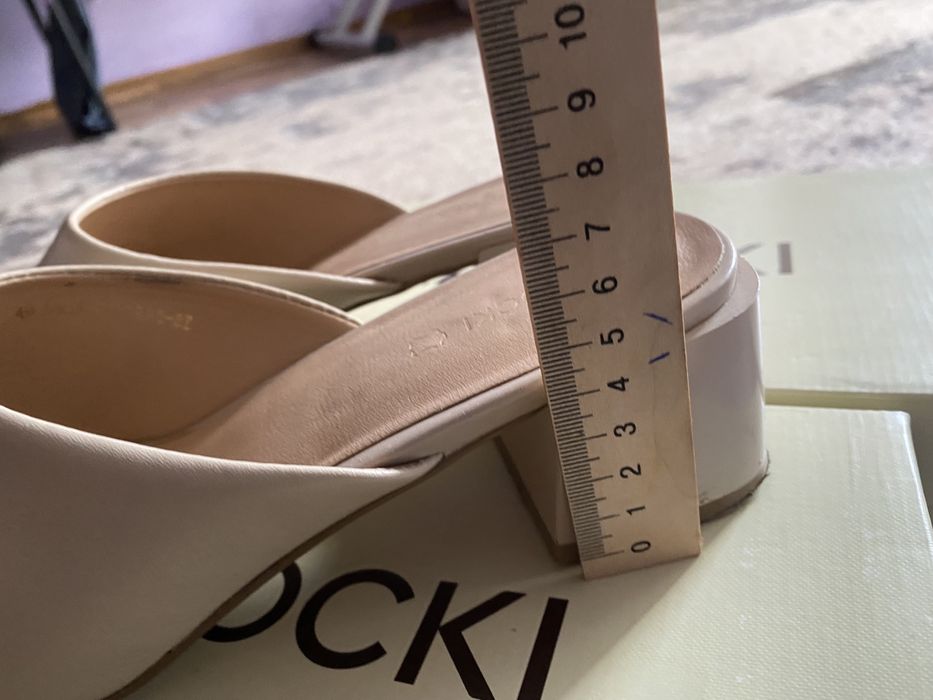 Шльопанці жіночі,шкіряні,39,Lasocki,бежеві