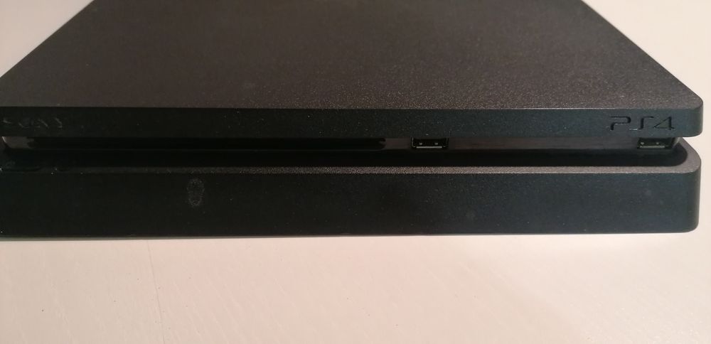 Playstation 4 (PS4) Slim desbloqueada